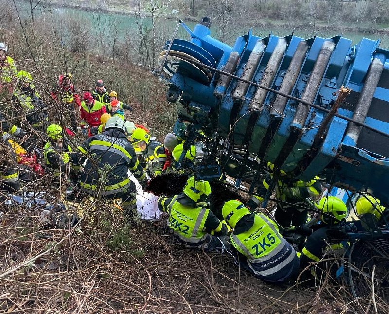 Kranwagen stürzt von Autobahnbrücke und brennt. (Bild 2)